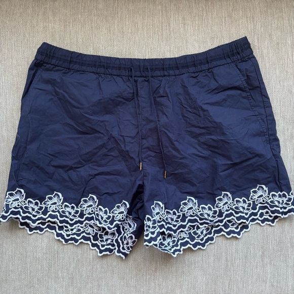 Draper James Pants - draper james navy blue & white floral trim casual flowy shorts🤍